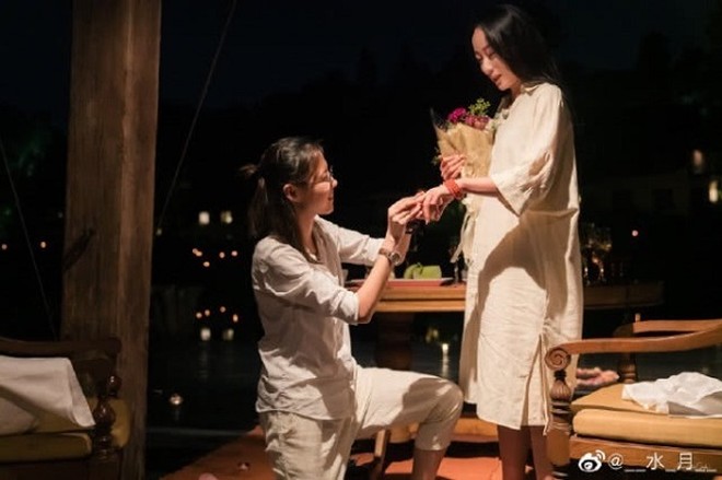 Cặp đôi đồng tính nữ nổi tiếng xứ Trung "khóa môi" ngọt ngào trong đám cưới cổ tích - 10