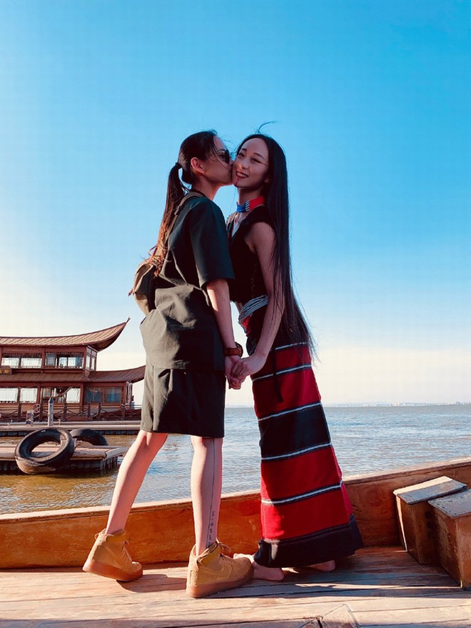 Cặp đôi đồng tính nữ nổi tiếng xứ Trung "khóa môi" ngọt ngào trong đám cưới cổ tích - 14
