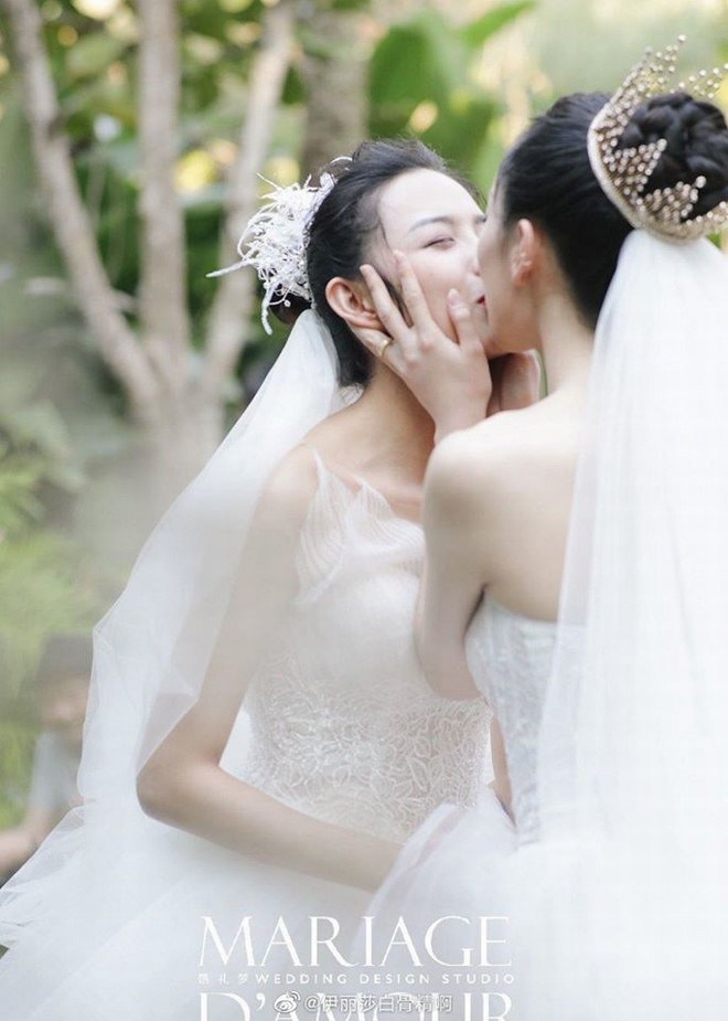 Cặp đôi đồng tính nữ nổi tiếng xứ Trung "khóa môi" ngọt ngào trong đám cưới cổ tích - 4