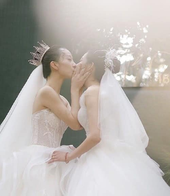 Cặp đôi đồng tính nữ nổi tiếng xứ Trung "khóa môi" ngọt ngào trong đám cưới cổ tích - 5