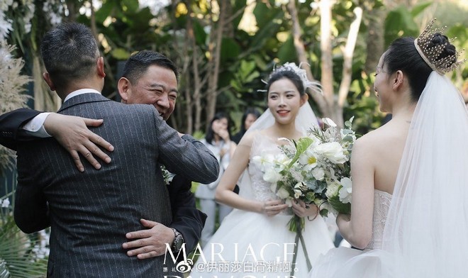 Cặp đôi đồng tính nữ nổi tiếng xứ Trung "khóa môi" ngọt ngào trong đám cưới cổ tích - 7