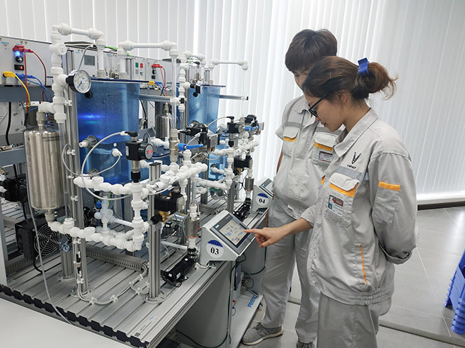 Học viên khóa 1 Nguyễn Thị Bích Diệp đang thực hành điều khiển vòng kín hệ thống gia nhiệt trong phòng Lab tại Trung tâm Đào tạo VinFast.
