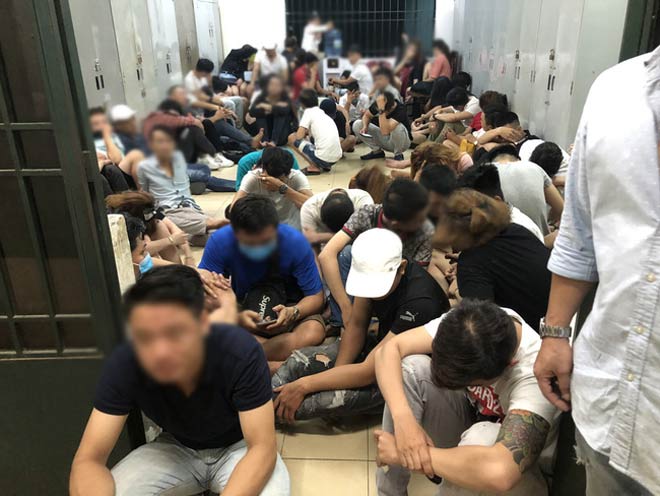 Ngày 2/6, Công an quận Bình Tân, TP.HCM đang lập hồ sơ xử lý với 56 "dân chơi" gồm 38 nam, 18 nữ phê ma túy được phát hiện trong quán bar ở khu vực.