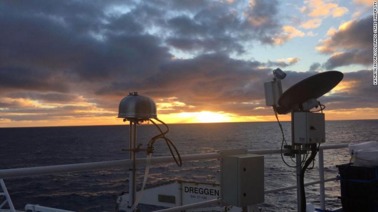Các nhà nghiên cứu sử dụng thiết bị lấy mẫu không khí ở Nam Đại Dương.