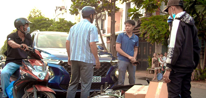 Tình trạng xe máy thường xuyên tạt đầu ô tô không còn xa lạ