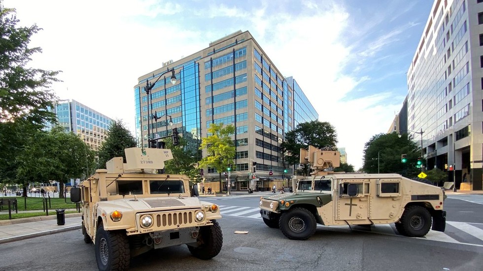 Xe bọc thép Humvee chắn trước con đường dẫn đến Nhà Trắng ở thủ đô Washington D.C.