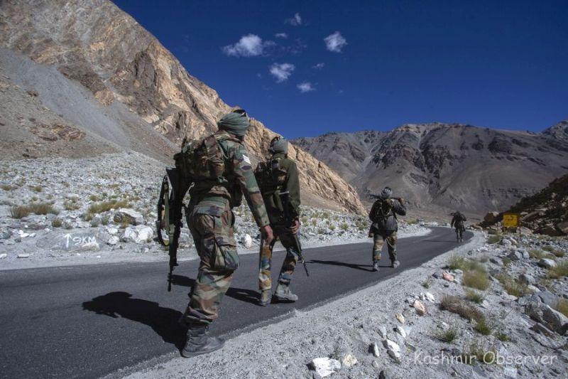 Binh sĩ Ấn Độ trên đường tuần tra biên giới (ảnh: Hindustan Times)