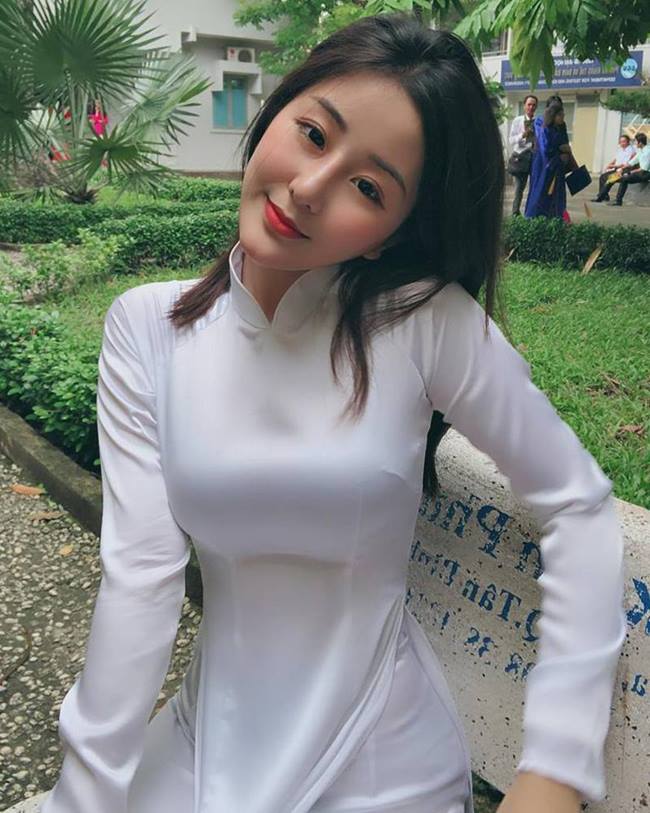 Những nữ sinh Việt nổi như cồn nhờ mặc áo dài trắng quá đẹp