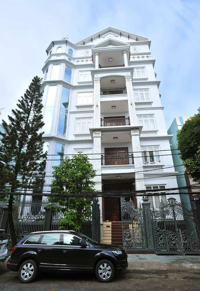 Căn biệt thự có diện tích 500m2 được xây 6 tầng có 1 tầng hầm để xe.
