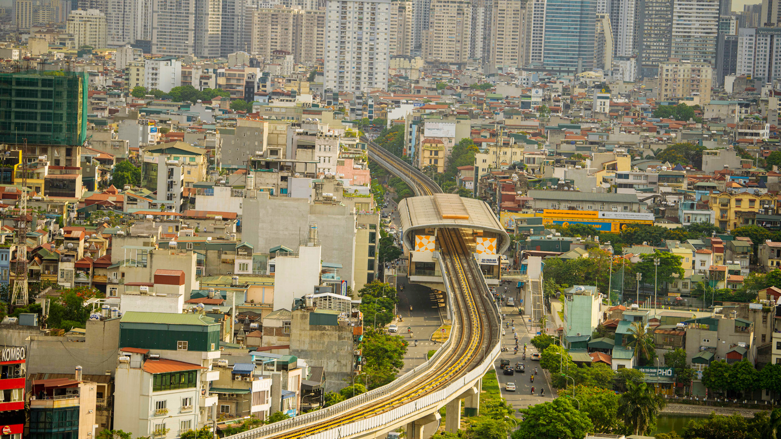 Gầm cầu đường sắt Cát Linh-Hà Đông thành quán trà đá, bãi đỗ xe, dân lại &#34;dài cổ&#34; ngóng đợi - 2