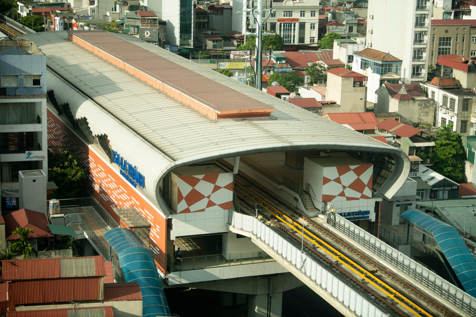 Gầm cầu đường sắt Cát Linh-Hà Đông thành quán trà đá, bãi đỗ xe, dân lại &#34;dài cổ&#34; ngóng đợi - 4