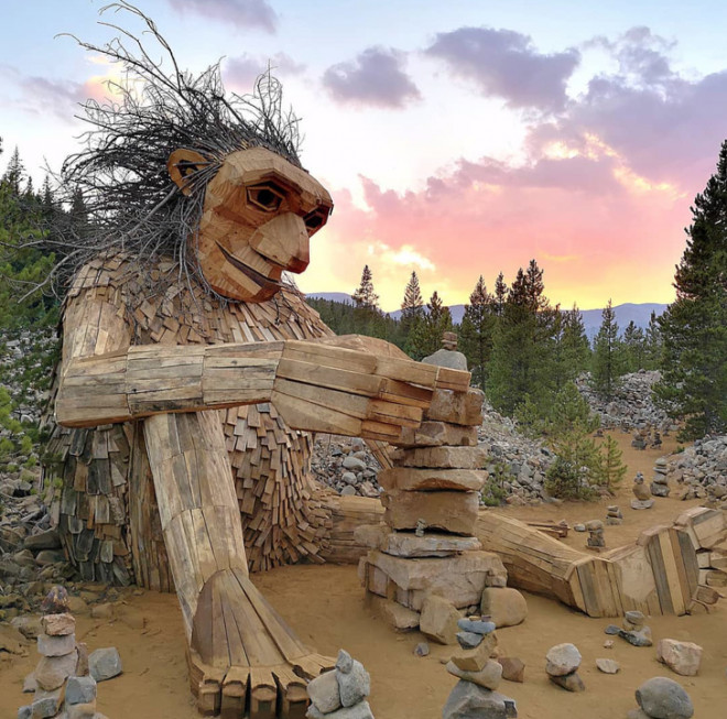 Những tác phẩm của&nbsp;Thomas Dambo thường có kích thước lớn, đặt ở nhiều khu vực trên khắp thế giới