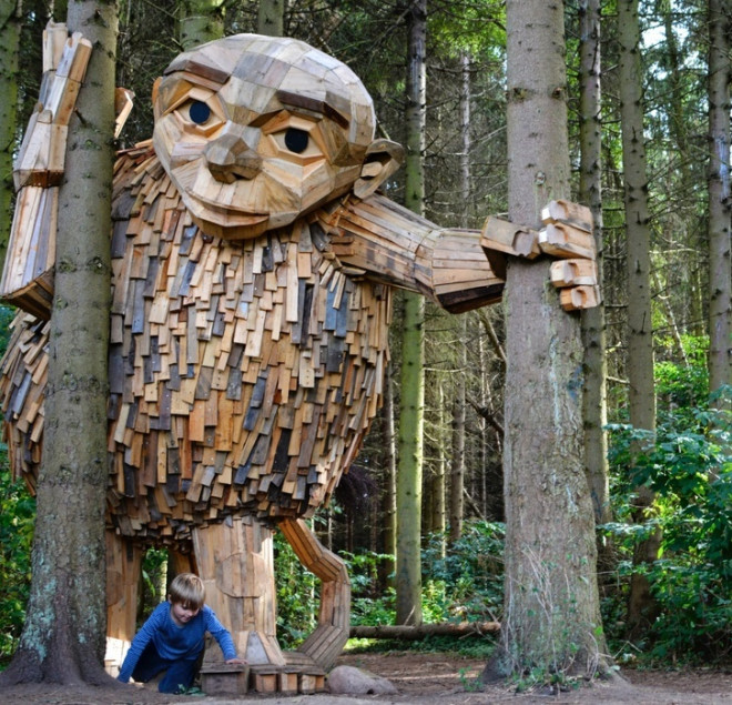 Bức tượng mang tên Tilde nằm giữa những đám cây rừng&nbsp;