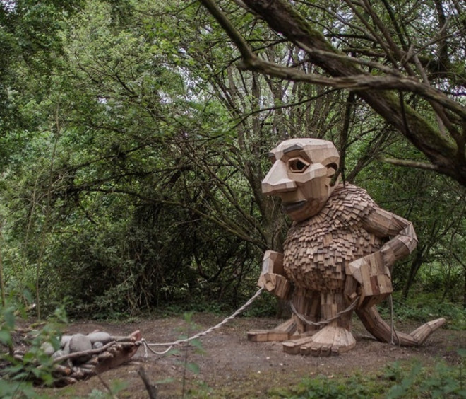 &nbsp;Nora đi du lịch trong rừng cùng chiếc xe trượt tuyết của mình, tác phẩm đặt tại Bỉ.