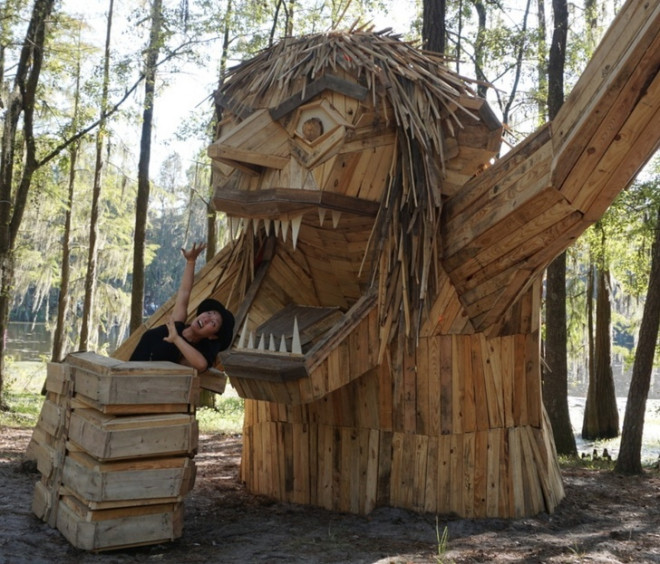 Độc đáo những bức tượng gỗ khổng lồ làm từ phế liệu ở Đan Mạch