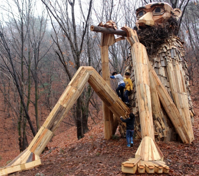 Old Wise Woo chơi sáo, đem âm nhạc đến với trẻ em tại Hàn Quốc.