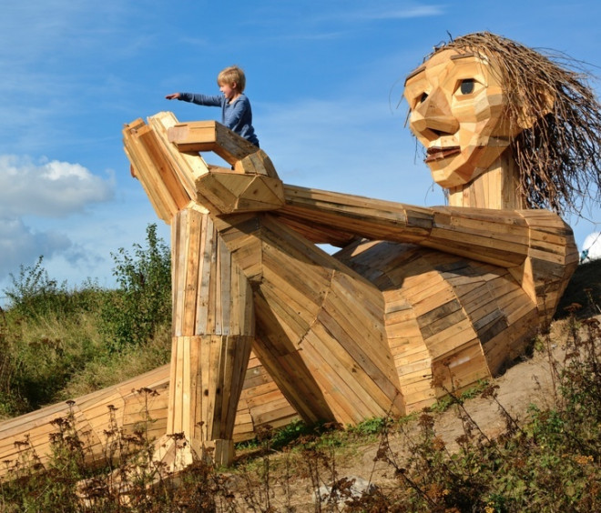 Bàn tay mẹ nâng niu chăm sóc những đứa con