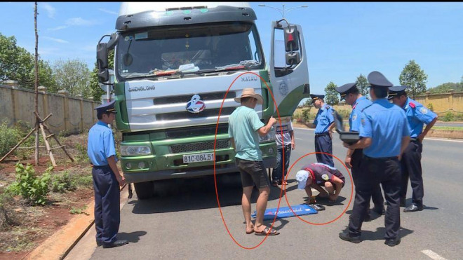 Các đối tượng lạ mặt dùng điện thoại quay, chửi bới lực lượng TTGT và xúi giục tài xế không đưa xe kiểm tra tải trọng.
