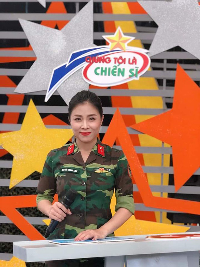 MC Hoàng Linh vốn quen thuộc với khán giả cùng hình ảnh bộ quân phục khi dẫn chương trình "Chúng tôi là chiến sỹ".
