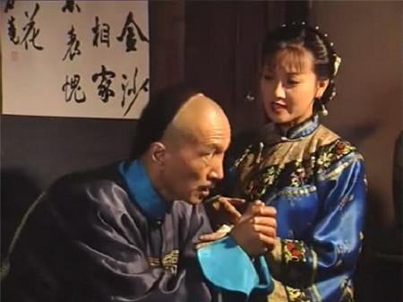 Tạo hình Lưu Dung (trái) trên phim.