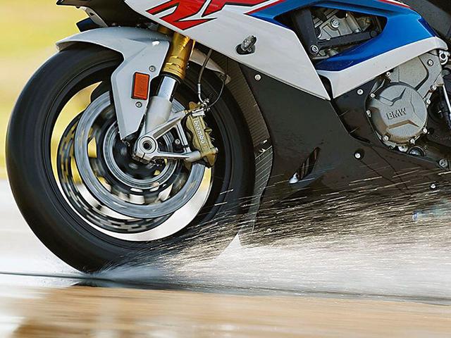 Thế giới xe - Mùa mưa nên chọn loại vỏ xe nào để đi an toàn?