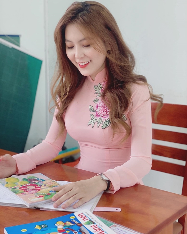 Cuối cùng là cô giáo,&nbsp;Trần Thị Nam Trân - cái tên đã khá quen thuộc với cộng động mạng.
