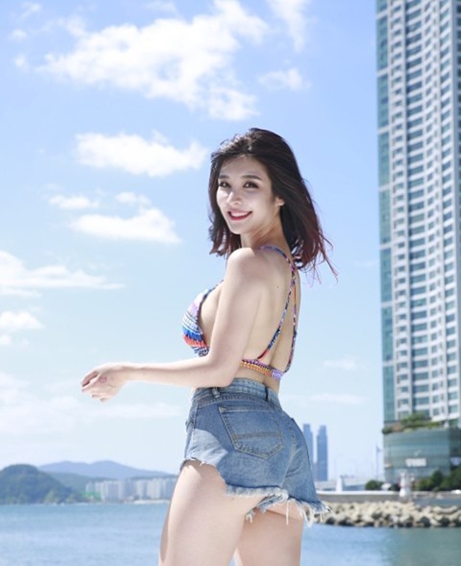 Khi đi biển, Park Hyun Seo kết hợp bikini với quần hot pants trẻ trung và cá tính. 

