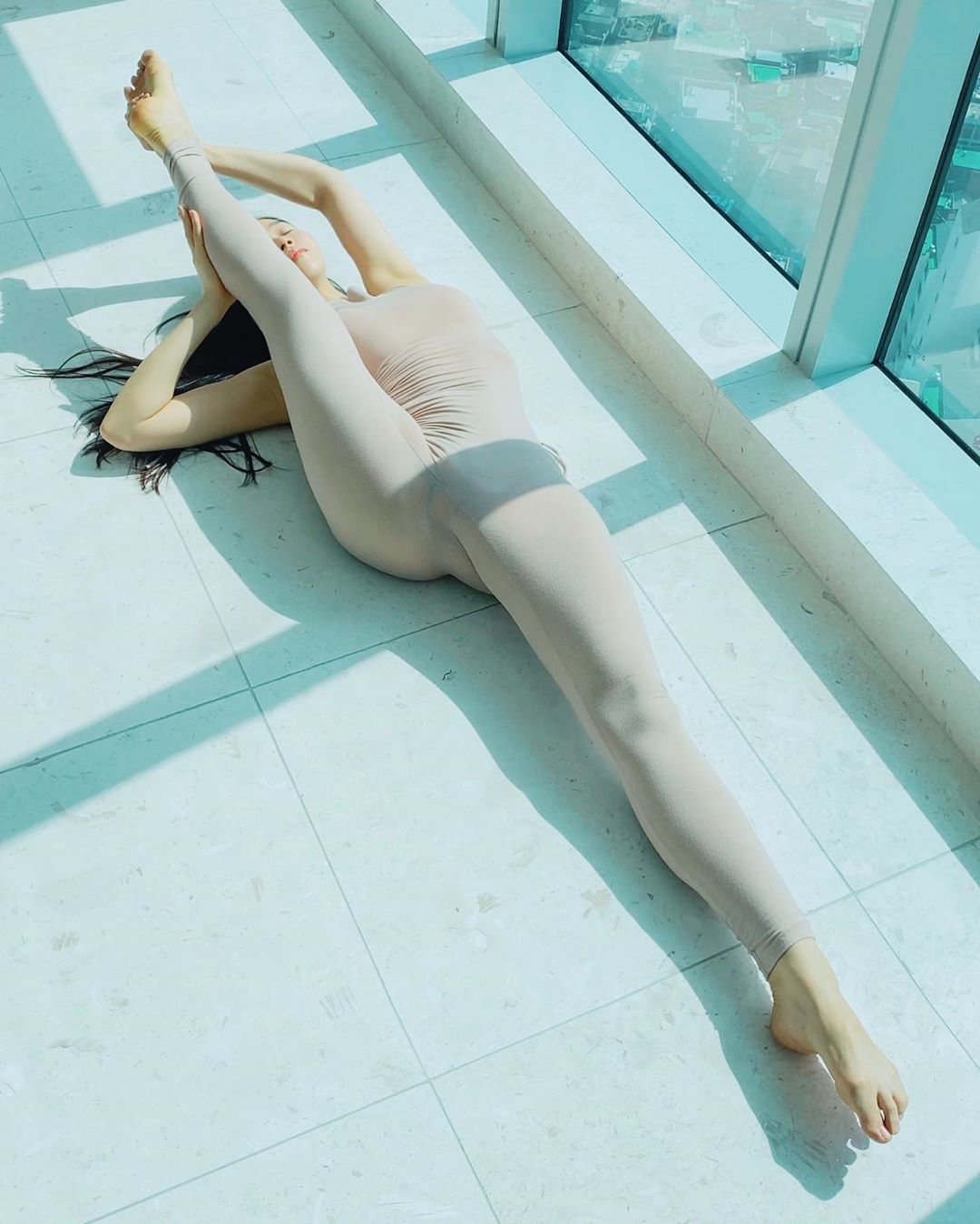 Việc tập luyện yoga trở thành thói quen mỗi ngày của cô.