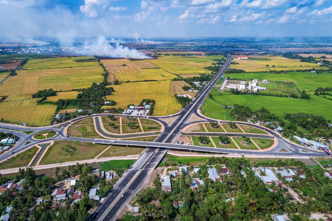 Các dự án giao thông trọng điểm, cao tốc nối các tỉnh và tuyến quốc lộ 61 đang được đầu tư nâng cấp, phát triển giúp tăng liên kết vùng các tỉnh miền Tây