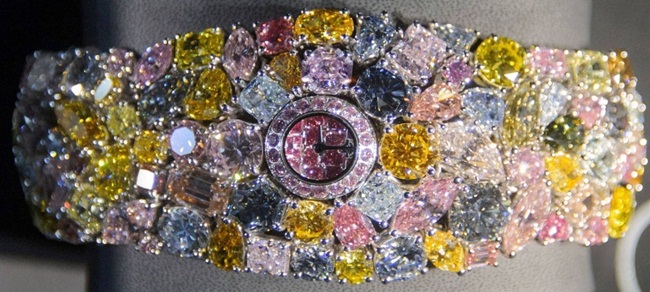 Chiếc đồng hồ ấn tượng này có tên là Graff Diamonds Hallucination. Mức giá bán của chiếc đồng hồ là 55 triệu USD.

