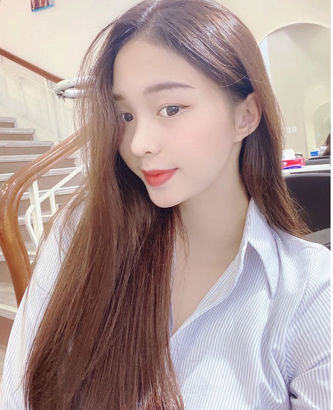 Cách xử lý của Ngọc Thảo là: &#34;Tôi điều trị mụn, tẩy tế bào chết thường xuyên, đến khi làn da ổn hơn tôi mới dùng đến mỹ phẩm&#34;. Bởi việc dùng mỹ phẩm sớm có thể gây ra tình trạng bít tắc lỗ chân lông, gây nổi mụn nhiều hơn.&nbsp;
