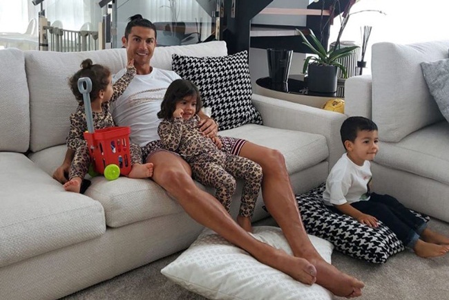 Trong thời gian 2 tháng nghỉ dịch ở nhà, Cristiano Ronaldo ước tính kiếm được 1,9 triệu bảng (~55 tỷ đồng) và đứng đầu những cầu thủ kiếm được nhiều tiền nhất trong thời gian nghỉ dịch.
