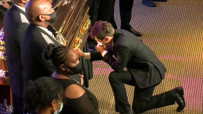 Thị trưởng TP Minneapolis Jacob Frey quỳ khóc nức nở bên quan tài của ông George Floyd. Ảnh: CNN