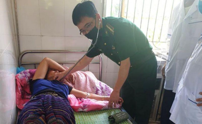 Quân y của Đồn Biên phòng Keng Đu đang kiểm tra, chăm sóc sức khỏe cho chị H. Ảnh: H.Thượng