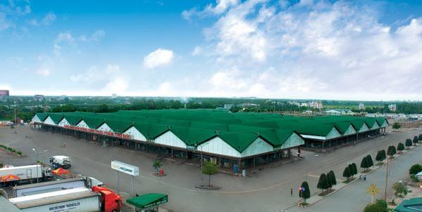 Chợ đầu mối Nông sản Thực phẩm Thủ Đức (Thuduc Agromarket) đã được biết đến là khu chợ buôn bán nhiều loại rau củ, trái cây, hoa quả lớn ở Sài Gòn. Hàng hóa ở đây có đủ loại, từ trái cây đến rau củ và hoa, đồ khô.&nbsp;