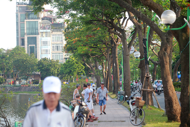 Đường Thanh Niên là tuyến đường nằm giữa Hồ Tây và Hồ Trúc Bạch. Hằng ngày, nhiều người dân, du khách đến dạo mát, ngắm cảnh và tập thể dục.