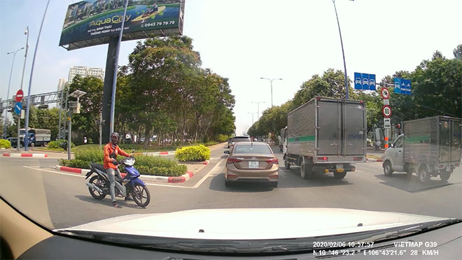 Biển báo nằm ở khu vực khó quan sát khi xe đông