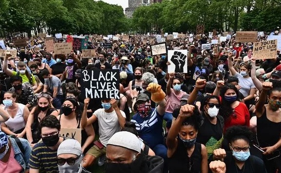 Người dân Mỹ biểu tình sau cái chết của người đàn ông da màu.