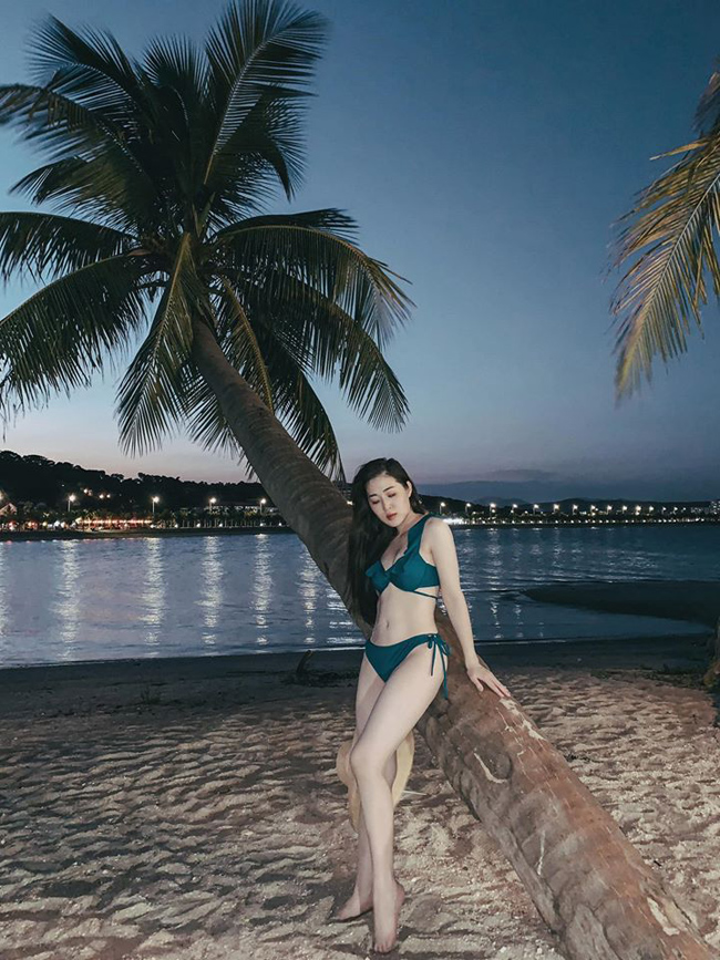 Mới đây, cô nàng khiến fan bất ngờ khi chia sẻ loạt ảnh bikini trong chuyến du lịch nghỉ dưỡng. 
