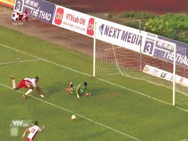 Bóng đá - Clip HOT: "Ronaldo Việt" bỏ lỡ khó tin pha "sút ra ngoài khó hơn vào trong"