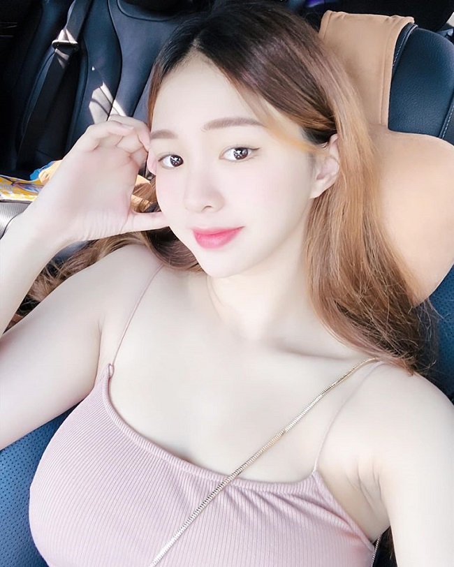 Thảo chia sẻ những vấn đề gặp phải vì kém xinh của mình:&nbsp;"Ngày trước, tôi mà thích ai là họ không thích lại. Tôi bị từ chối lia lịa vì không xinh. Hơn thế, hễ tôi tỏ tình là bị bạn đó né tránh. Do hồi nhỏ tôi xấu, rất tự ti và ngại. Sau này, tôi ý thức được điều đó&nbsp;thì chú trọng làm đẹp hơn và cải thiện được nhiều điều."
