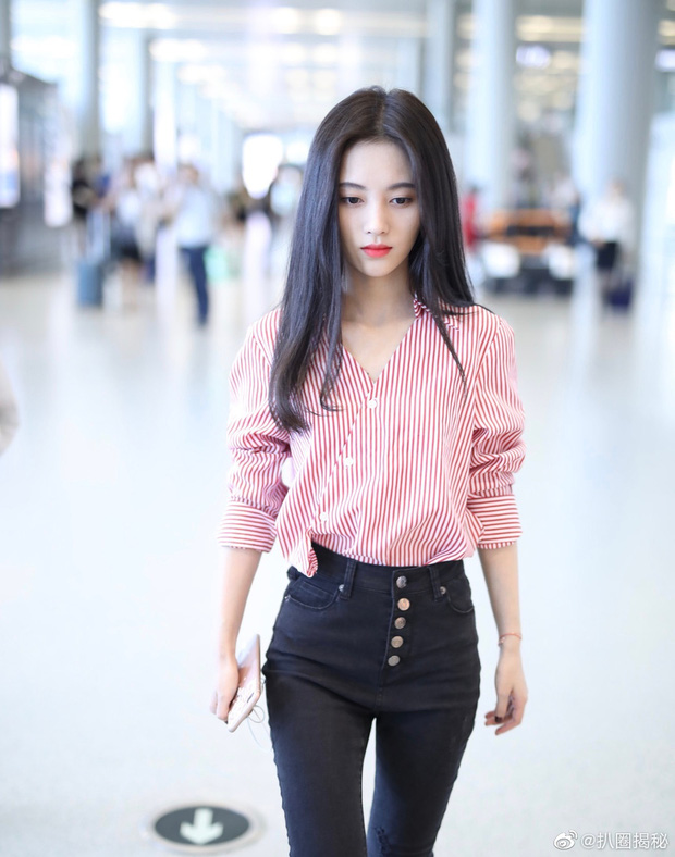 Cúc Tịnh Y có dáng người nhỏ, bờ vai theo đó cũng mảnh khảnh.