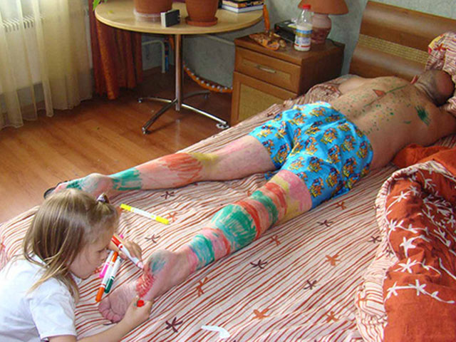 Tranh vui - Cái kết của các ông bố được giao nhiệm vụ trông con ngày cuối tuần