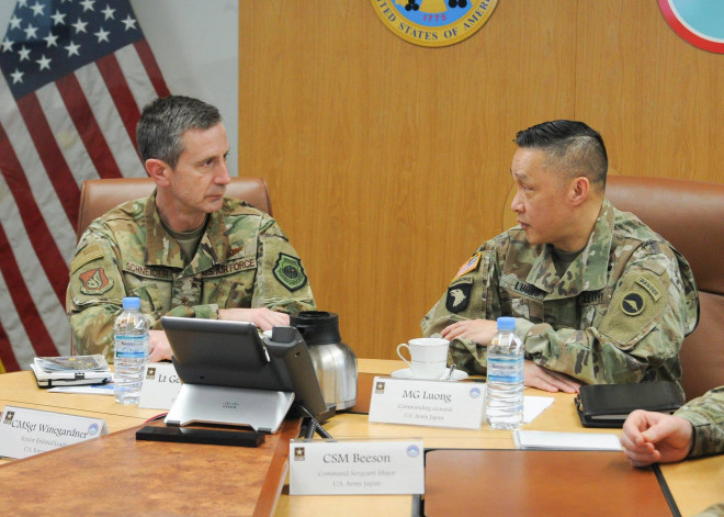 Tướng Kevin Schneider (trái), chỉ huy các lực lượng Mỹ ở Nhật. Ảnh: Lực lượng Mỹ ở Nhật Bản