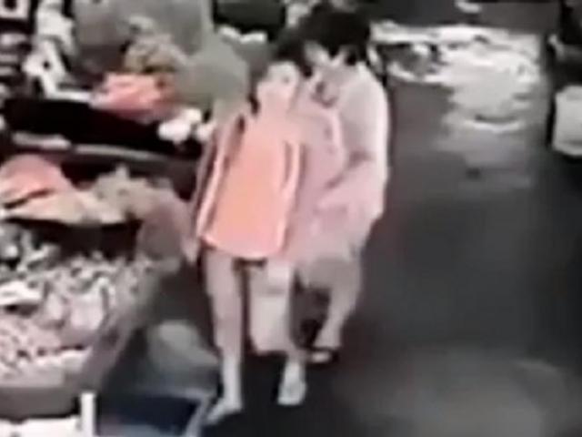 Media - Bị sàm sỡ vòng 3, thiếu nữ vung chân đạp ngã tên biến thái