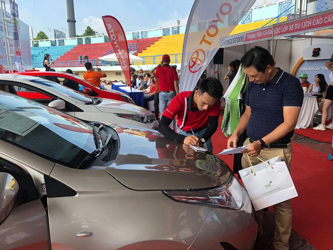 Việc giảm phí trước bạ không giúp giảm giá xe ô tô nhưng giảm các chi phí để xe lăn bánh. Trong ảnh: Khách hàng đang tìm mua xe. Ảnh: QUANG HUY