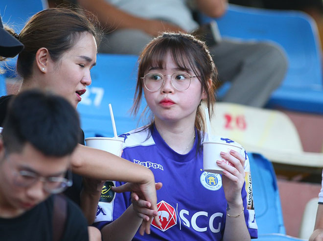Huỳnh Anh - bạn gái mới của Quang Hải cũng có mặt trên SVĐ Hàng Đẫy theo dõi trận đại chiến giữa Hà Nội và HAGL, thuộc vòng 3 V-League 2020