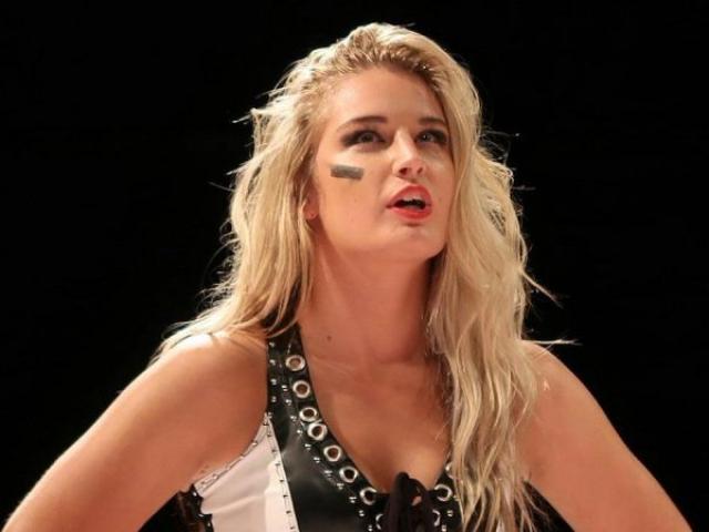 Media - Nữ đô vật xinh đẹp lật ngược tình thế hạ đo ván đối thủ nam