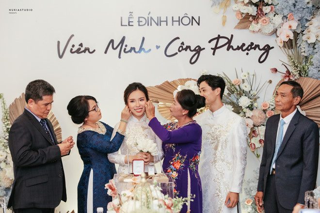 Vợ Công Phượng mặc váy cưới trơn nhẹ nhàng cầm hoa cưới đắt đỏ khiến ai  cũng liên tưởng ngay tới Song Hye Kyo