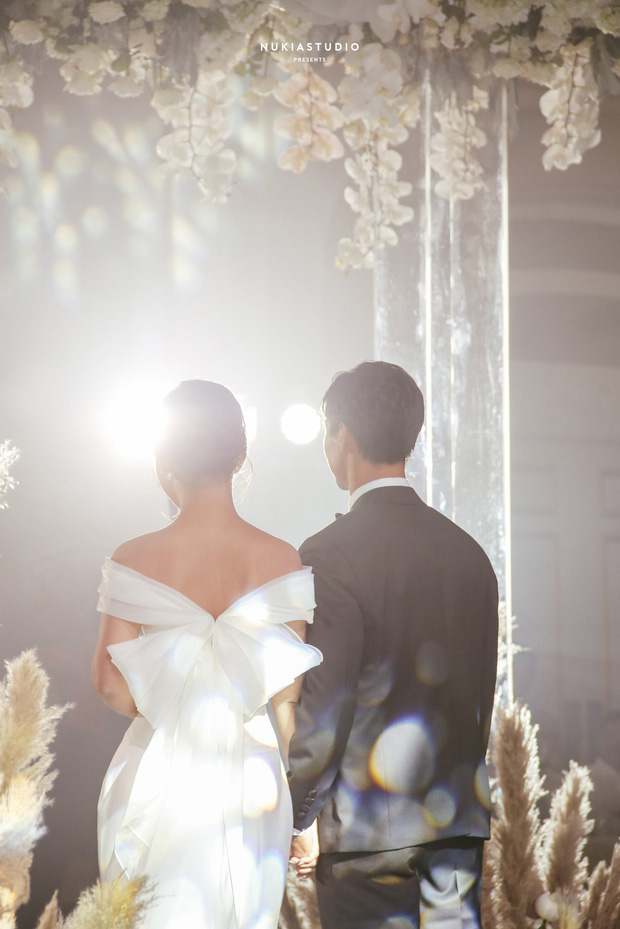 Vợ Công Phượng trung thành với váy cưới tối giản  Ngôi sao
